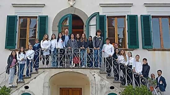 I ragazzi e le ragazze dell’Istituto Anzilotti che hanno collaborato al progetto delle giornate del Fai sono stati in tutto un trentina I ragazzi e le ragazze dell’Istituto Anzilotti che hanno collaborato al progetto delle giornate del Fai sono stati in tutto un trentina