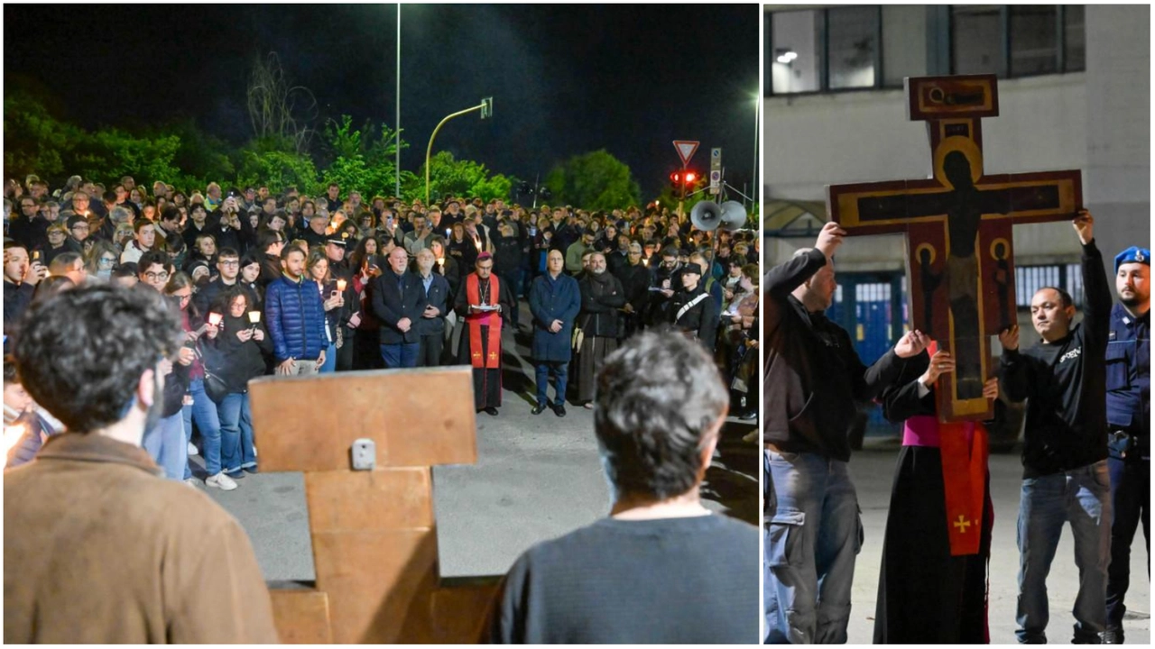 Due momenti della Via Crucis dei giovani, che si è svolta a Scandicci e che si è conclusa di fronte al carcere di Sollicciano (Fotocronache Germogli)
