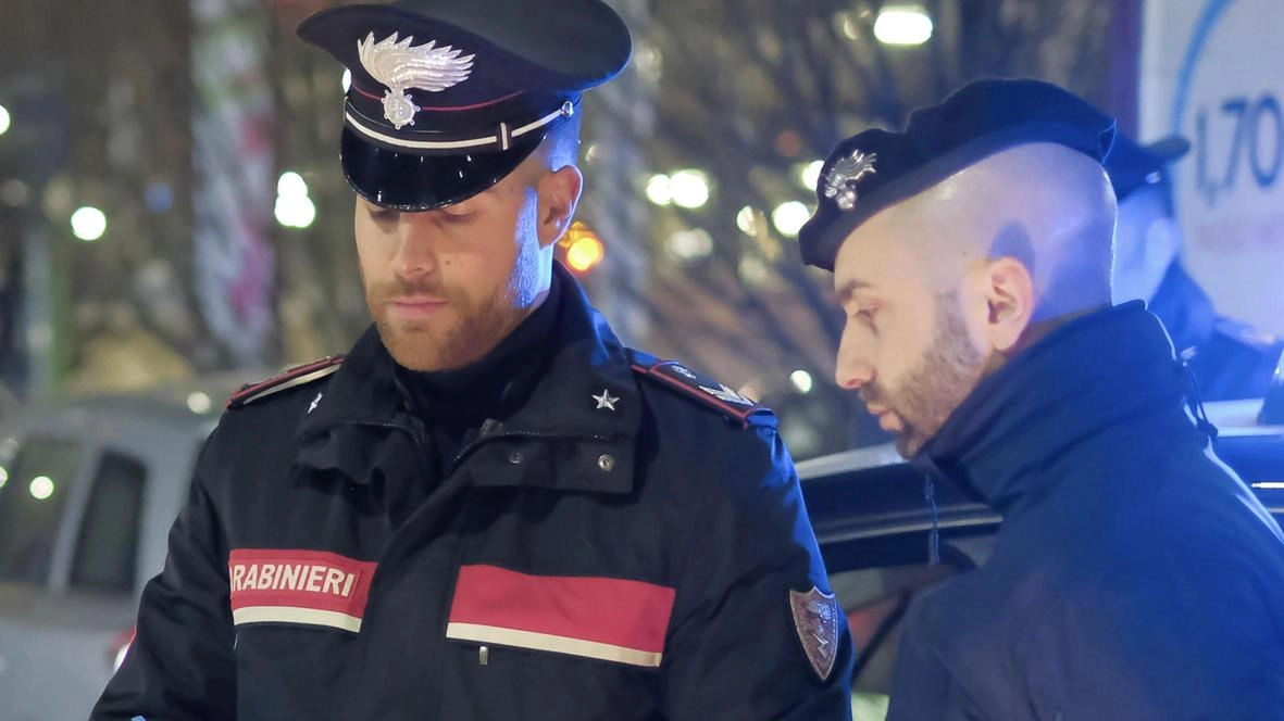Il colpo a Vernio è stato segnalato al 112 da un residente nella zona. Divelta la porta d’ingresso del negozio. Da quantificare la refurtiva. Il veicolo-ariete è poi andato a fuoco danneggiando un’altra auto.