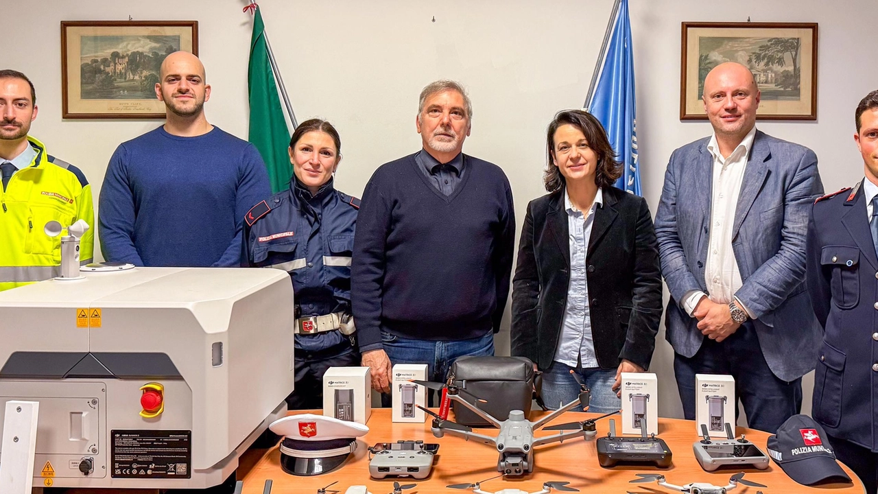 Sindaca, assessori e polizia Municipale presentano la nuova flotta droni Sindaca, assessori e polizia Municipale presentano la nuova flotta droni