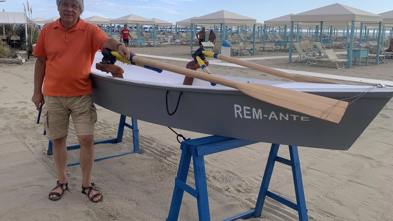 Fabrizio Diola davanti al prototipo di imbarcazione a remi