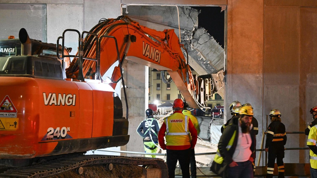 La tragedia di Firenze si verificò quandò. crollò. una trave nel cantiere