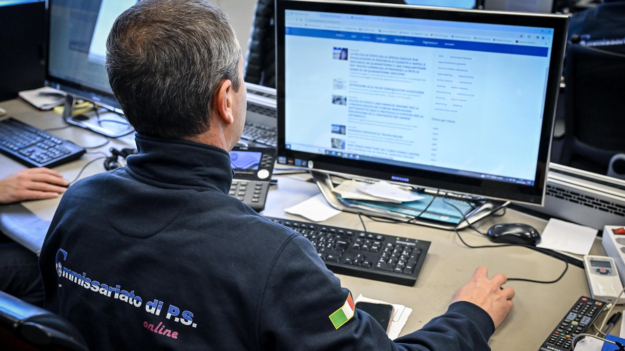 La centrale operativa della Polizia Postale che opera per contrastare le truffe, le frodi e i reati commessi on line (Foto Ansa) La centrale operativa della Polizia Postale che opera per contrastare le truffe, le frodi e i reati commessi on line (Foto Ansa)