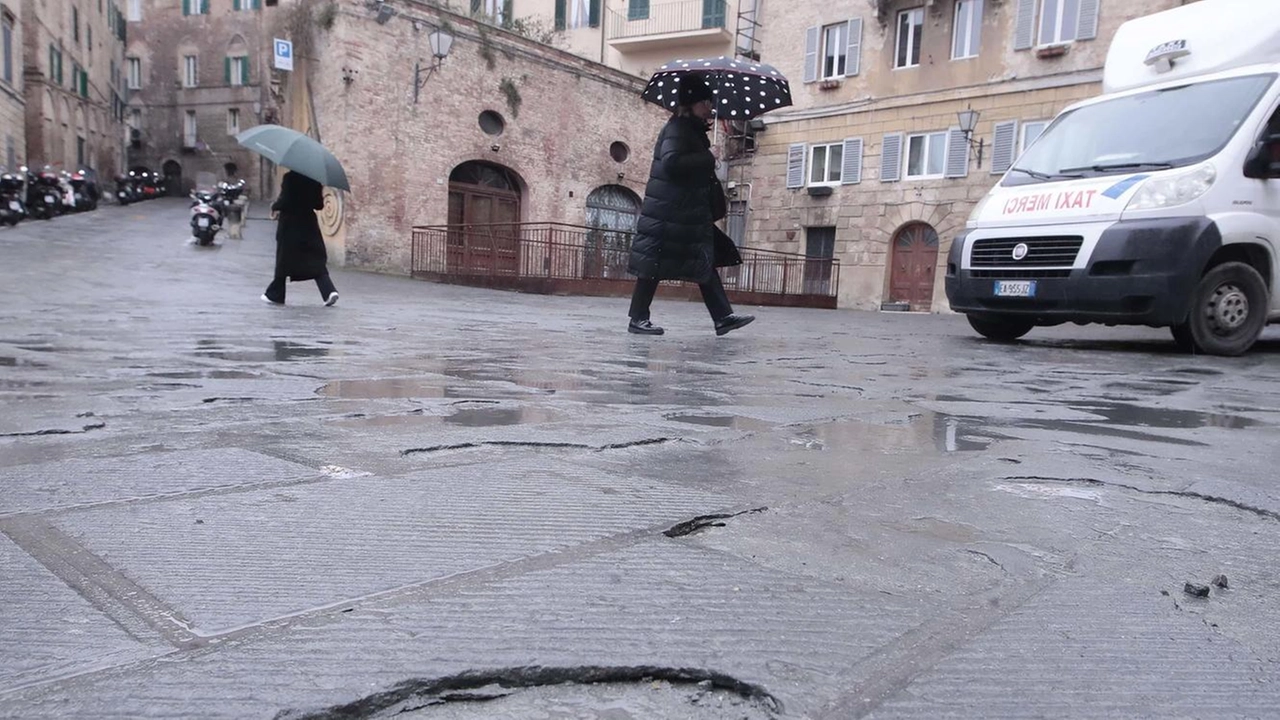 Uno degli angoli più belli e importanti della città appare trasandato. Un residente ricorda che la pavimentazione fu rifatta a fine anni ’80. Uno degli angoli più belli e importanti della città appare trasandato. Un residente ricorda che la pavimentazione fu rifatta a fine anni ’80.