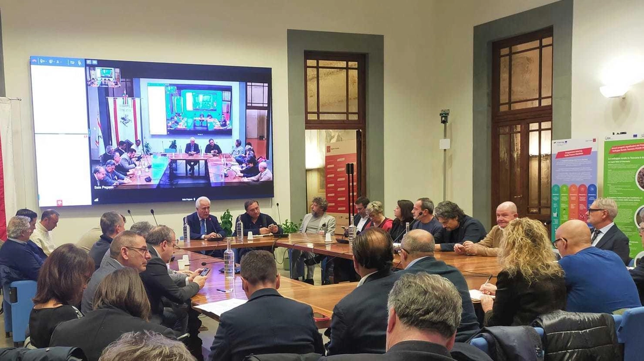 Il governatore Giani durante il vertice in Regione sulla crisi del settore moda Il governatore Giani durante il vertice in Regione sulla crisi del settore moda
