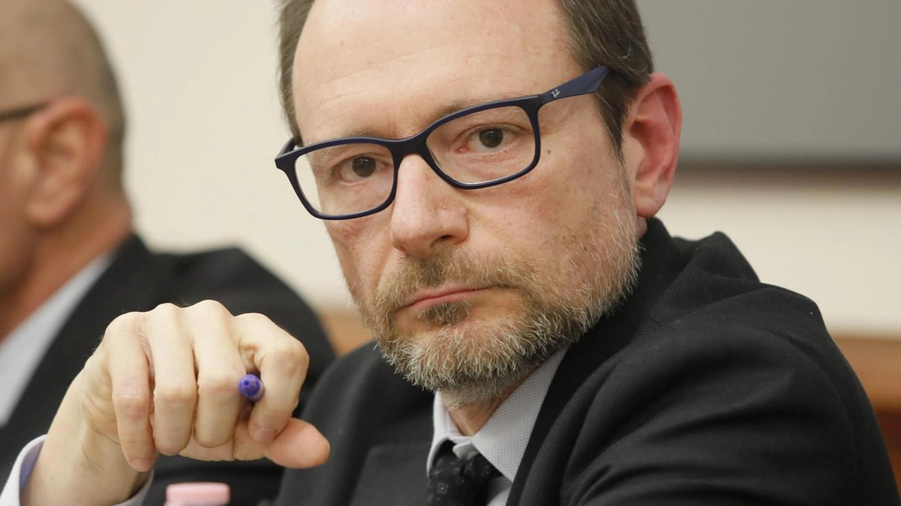Alessandro Amorese annuncia la rimozione di rifiuti al Lavello, un passo verso la legalità e la tutela ambientale.