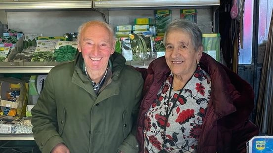 Assunta Di Pede e il marito Pietro. nel negozio storico di Mezzana sabato 21 dicembre quando ha chiuso definitivamente Assunta Di Pede e il marito Pietro. nel negozio storico di Mezzana sabato 21 dicembre quando ha chiuso definitivamente