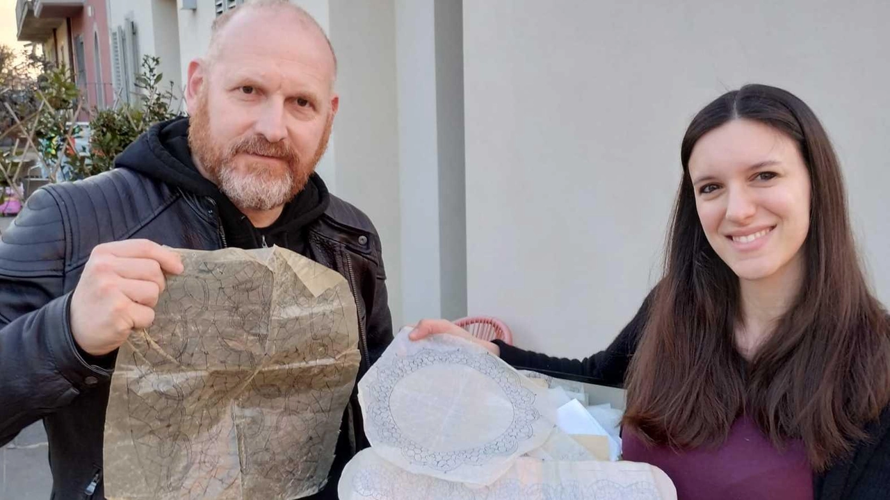 Il sindaco Baroncelli riceve in dono da Silvia Fedi i disegni della nonna