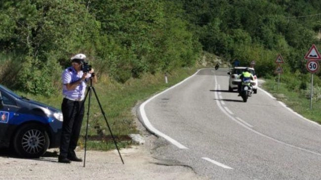Le verifiche della polizia locale di Città di Castello lungo l’Apecchiese Nel mirino anche possibili gare di moto clandestine Le verifiche della polizia locale di Città di Castello lungo l’Apecchiese Nel mirino anche possibili gare di moto clandestine