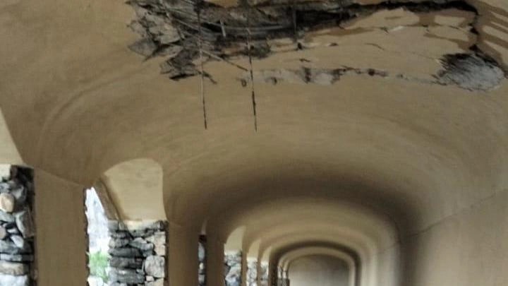 La galleria panoramica della Via dell’Amore danneggiata dal crollo dei massi La galleria panoramica della Via dell’Amore danneggiata dal crollo dei massi