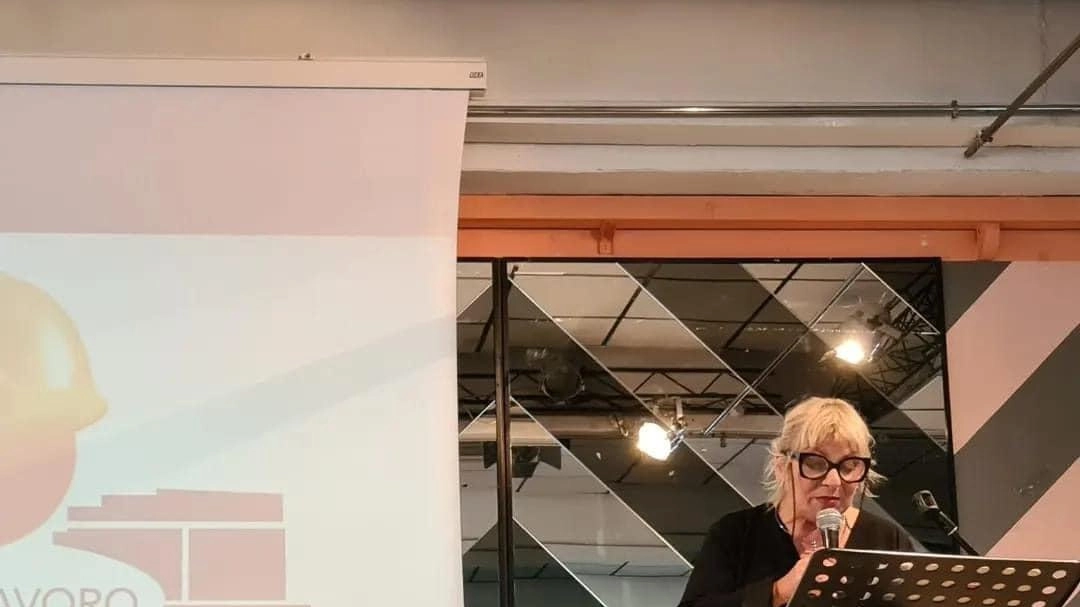 L’attrice Daniela Morozzi, che l’anno scorso presentò la cerimonia di premiazione della terza edizione del premio letterario “Il Pane e le Rose“