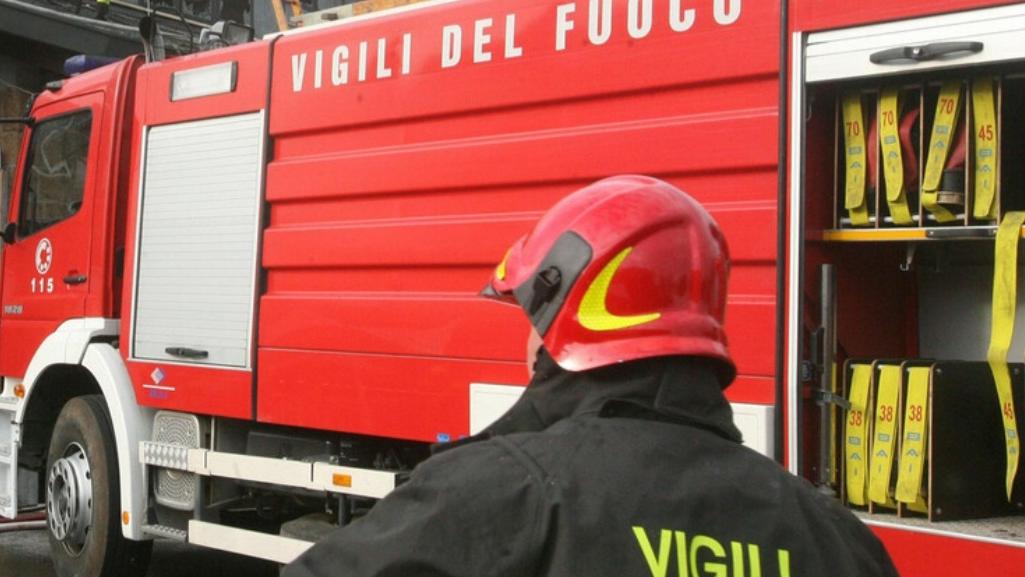 Vaiano, nella notte scoppia un incendio in un Vaiano, nella notte scoppia un incendio in un