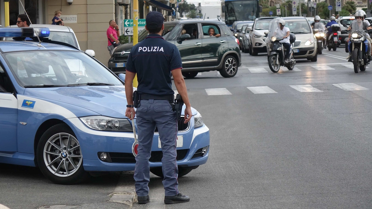 La Polizia è intervenuta in via delle Darsene dopo la rapina a mano armata che ha fruttato un bottino di 6mila euro (Foto Umicini) La Polizia è intervenuta in via delle Darsene dopo la rapina a mano armata che ha fruttato un bottino di 6mila euro (Foto Umicini)