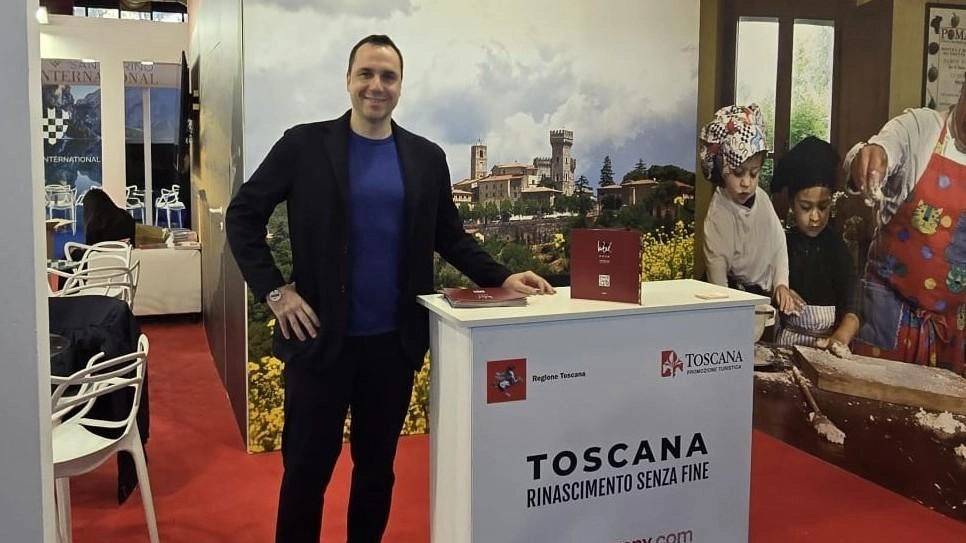 Davide Bonari nello stand della Regione Toscana nella vetrina internazionale a Napoli