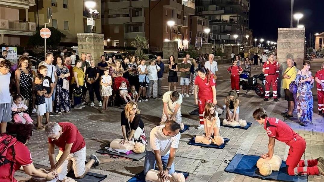 Red Night a Marina. Il rosso tra assistenza, passione e ritmo Red Night a Marina. Il rosso tra assistenza, passione e ritmo