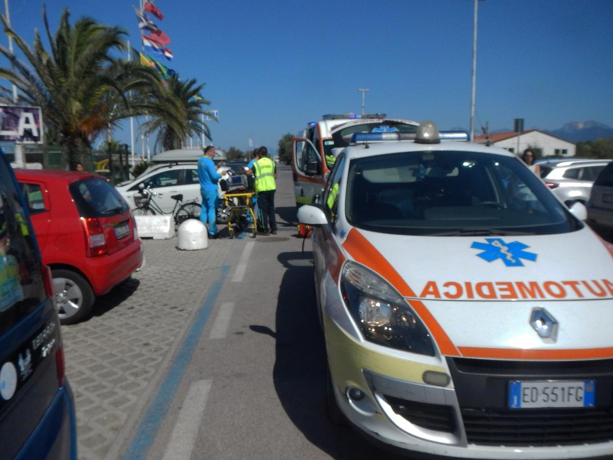 Con lo scooter contro un pino, muore a 55 anni. Tragedia a Lido di Camaiore