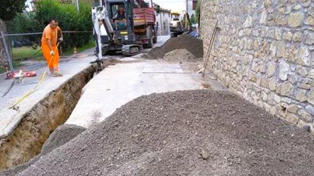 Un tratto di 640 metri di nuove condotte idriche, realizzate con materiali resistenti e sostituire quelle obsolete, per un investimento di 440 mila euro Un tratto di 640 metri di nuove condotte idriche, realizzate con materiali resistenti e sostituire quelle obsolete, per un investimento di 440 mila euro