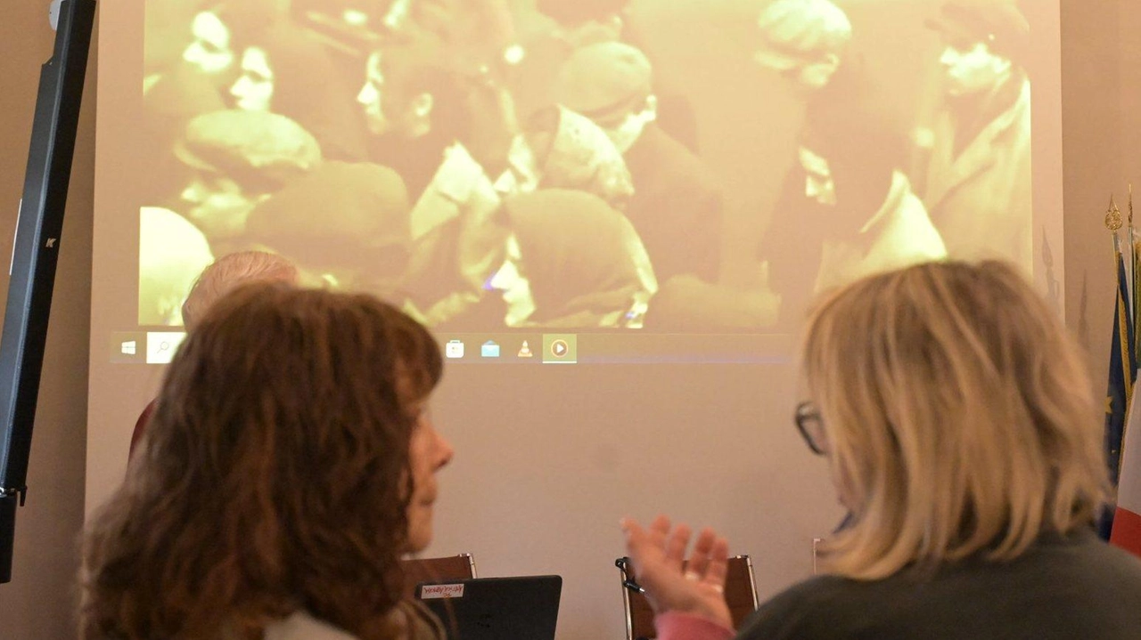 Due visitatrici osserevano una delle foto in mostra a palazzo Ducale