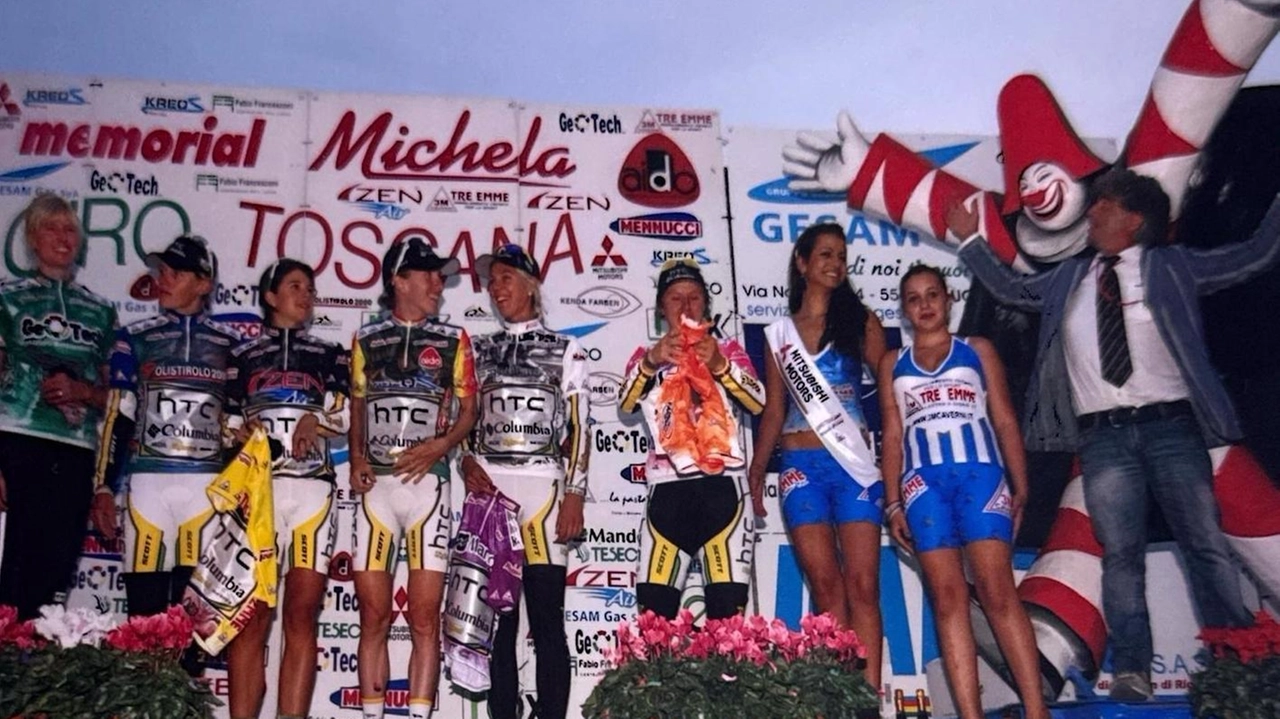 Patron Brunello Fanini insieme alle atlete premiate sul Belvedere delle maschere Patron Brunello Fanini insieme alle atlete premiate sul Belvedere delle maschere