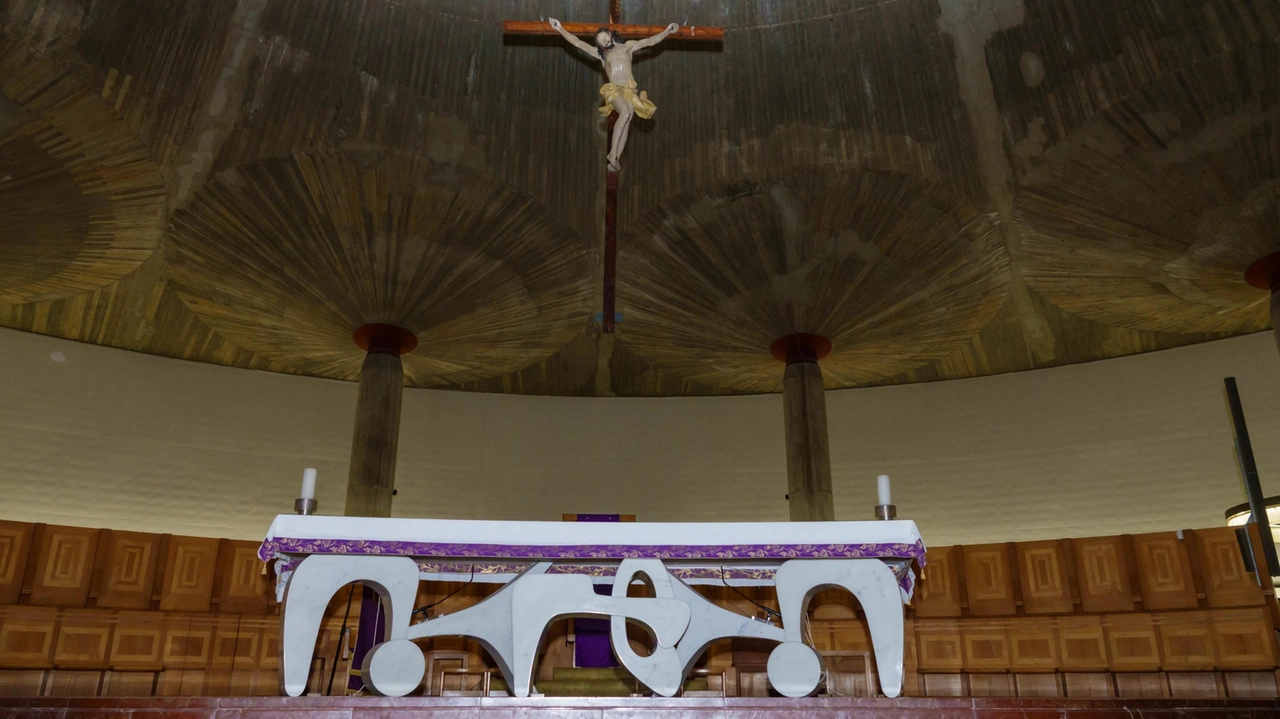 L’altare di Cristo Re con la croce appesa (fotoservizio Frascatore)