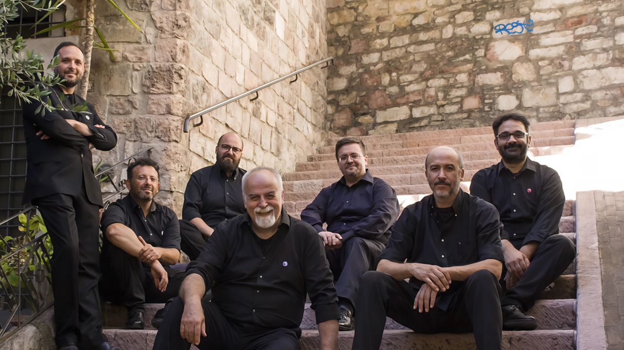 Anonima Frottolisti si esibisce stasera a Foiano della Chiana con un concerto natalizio che esplora la musica tra Medioevo e Rinascimento. Anonima Frottolisti si esibisce stasera a Foiano della Chiana con un concerto natalizio che esplora la musica tra Medioevo e Rinascimento.