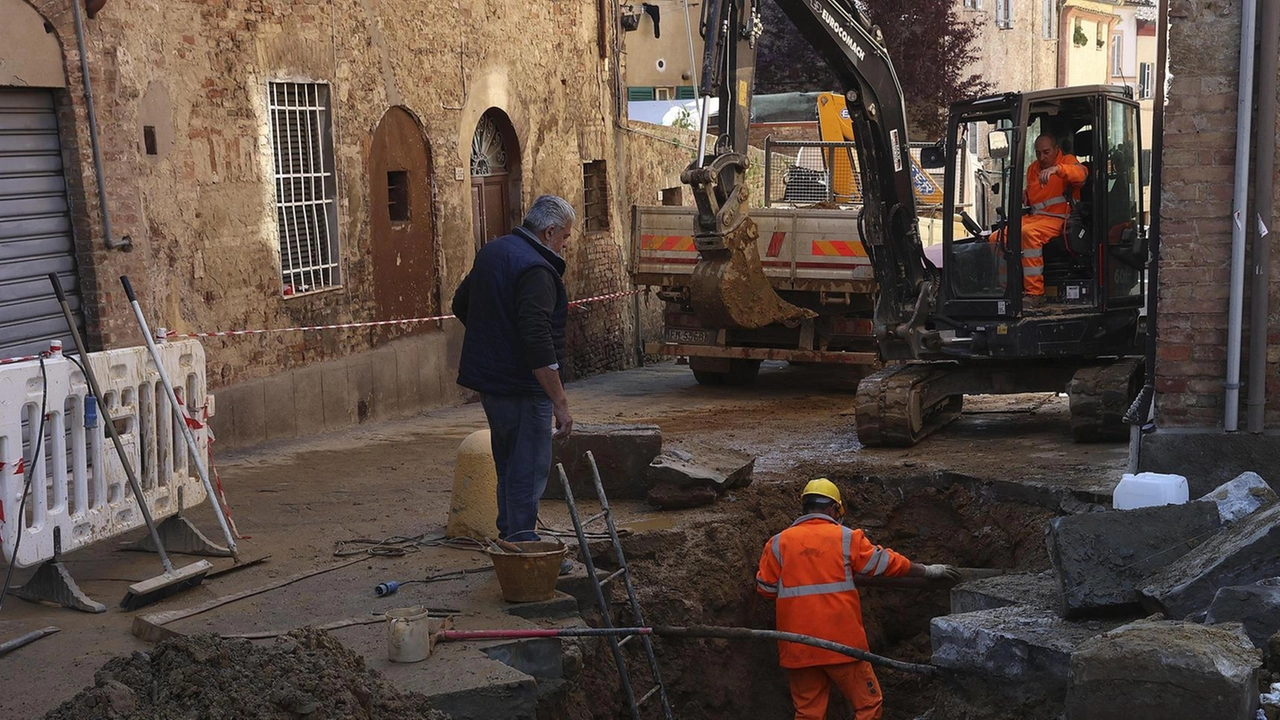 L’autobotte è stata necessaria per andare in aiuto ad anziani e persone fragili. Poi, prima di cena, la buona notizia: in via della Diana lentamente torna l’acqua.