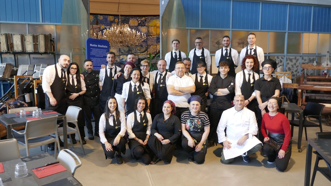 La grande famiglia del Victory Cafè Museo di via Labriola gestito dai soci Fabio Giusti, Daniele Luconi, Samuele Simoni e Serena Simoni