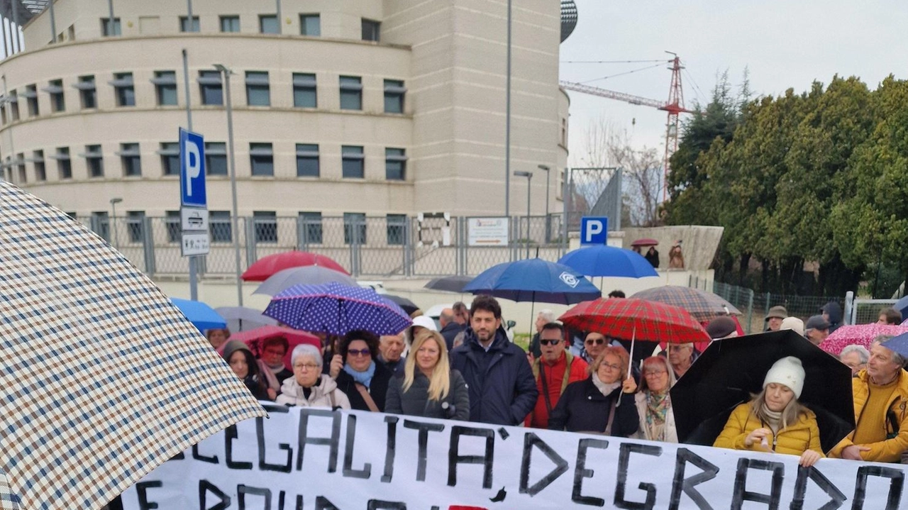 La manifestazione. dei residenti davanti alla Prefettura La manifestazione. dei residenti davanti alla Prefettura