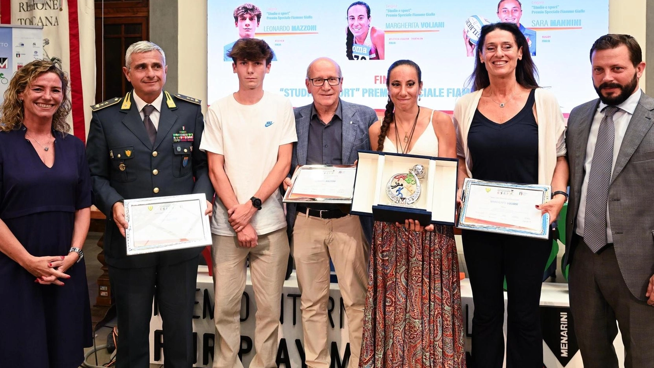 La premiazione di Margherita Voliani, mezzofondista della Libertas Livorno, che ha ricevuto il riconoscimento speciale della Finanza e di Menarini La premiazione di Margherita Voliani, mezzofondista della Libertas Livorno, che ha ricevuto il riconoscimento speciale della Finanza e di Menarini