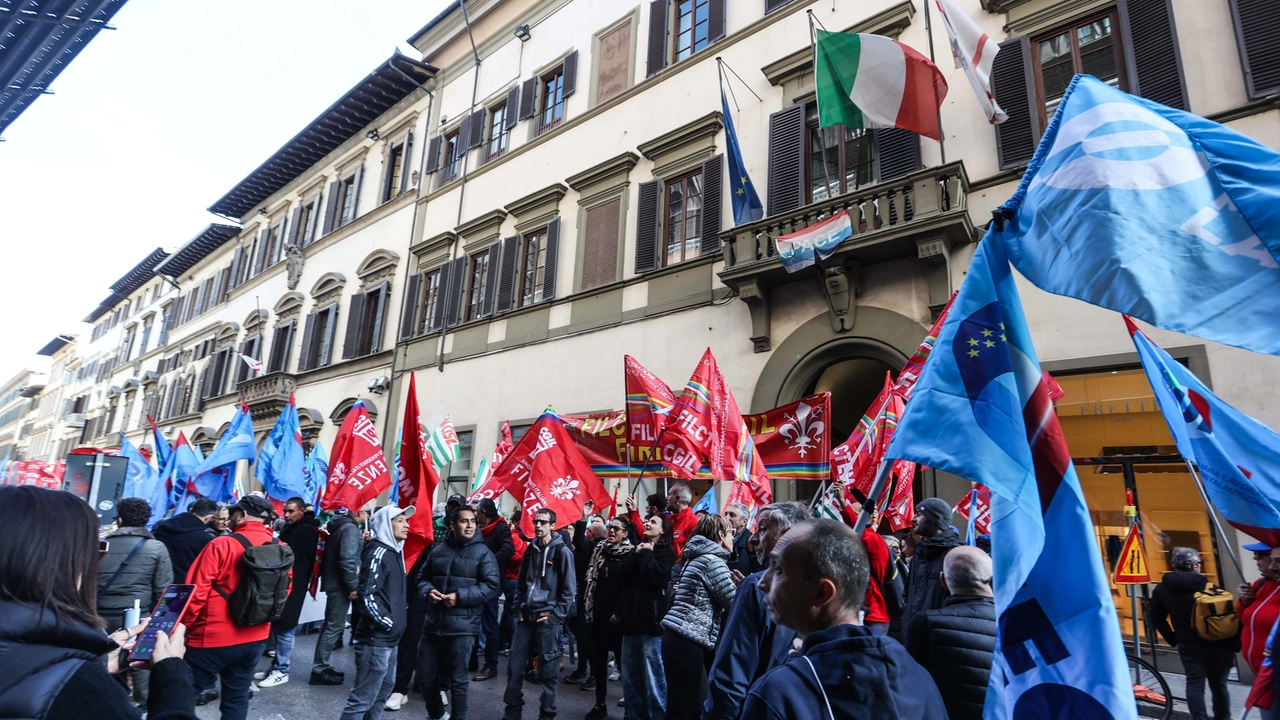 Sciopero del comparto moda: un momento della manifestazione che si è svolta a Firenze martedì 12 novembre (New Press Photo) Sciopero del comparto moda: un momento della manifestazione che si è svolta a Firenze martedì 12 novembre (New Press Photo)