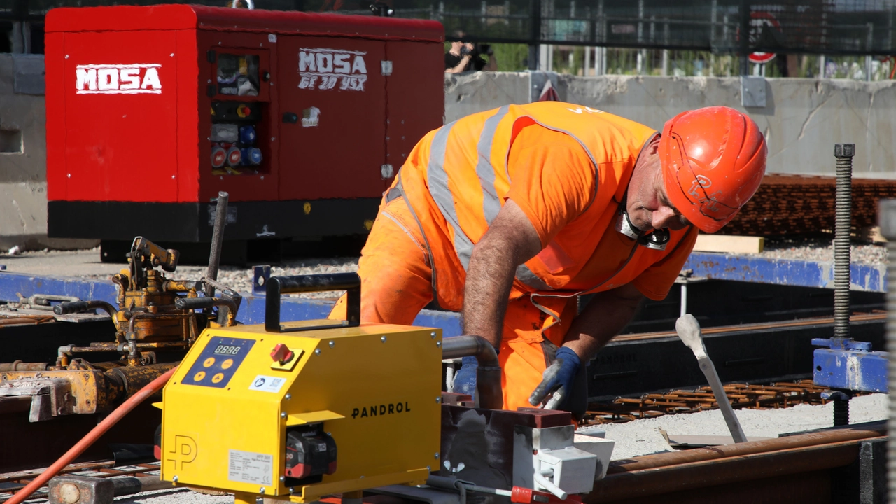 Un operaio in azione nel cantiere del tram lungo il Pian di Ripoli Un operaio in azione nel cantiere del tram lungo il Pian di Ripoli