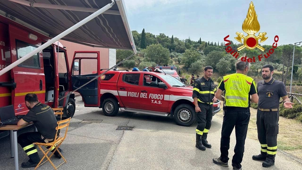 Le ricerche dei vigili del fuoco Le ricerche dei vigili del fuoco