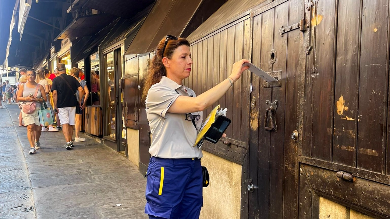 Una portalettere che consegna la posta a Firenze