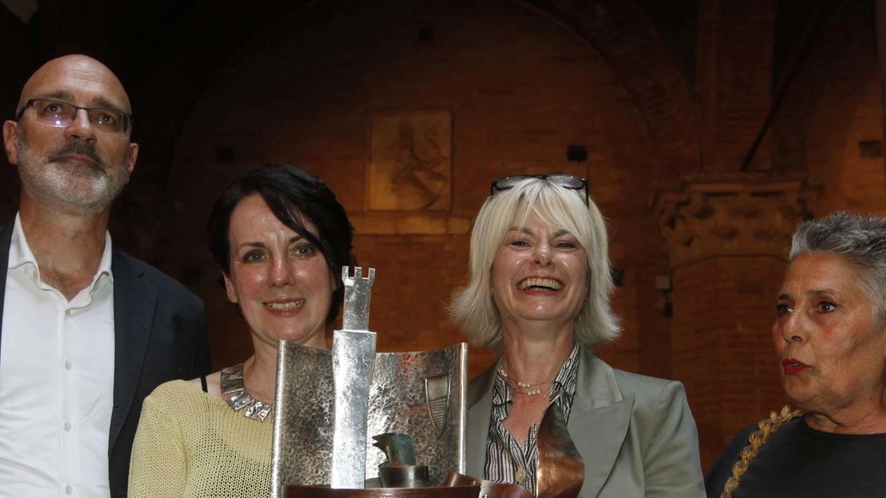 Da sinistra Riccardo Ricci,. l’artista Laura Brocchi, Cinzia Cardinali, direttore dell’Archivio di Stato,. e Simona Sacconi Da sinistra Riccardo Ricci,. l’artista Laura Brocchi, Cinzia Cardinali, direttore dell’Archivio di Stato,. e Simona Sacconi