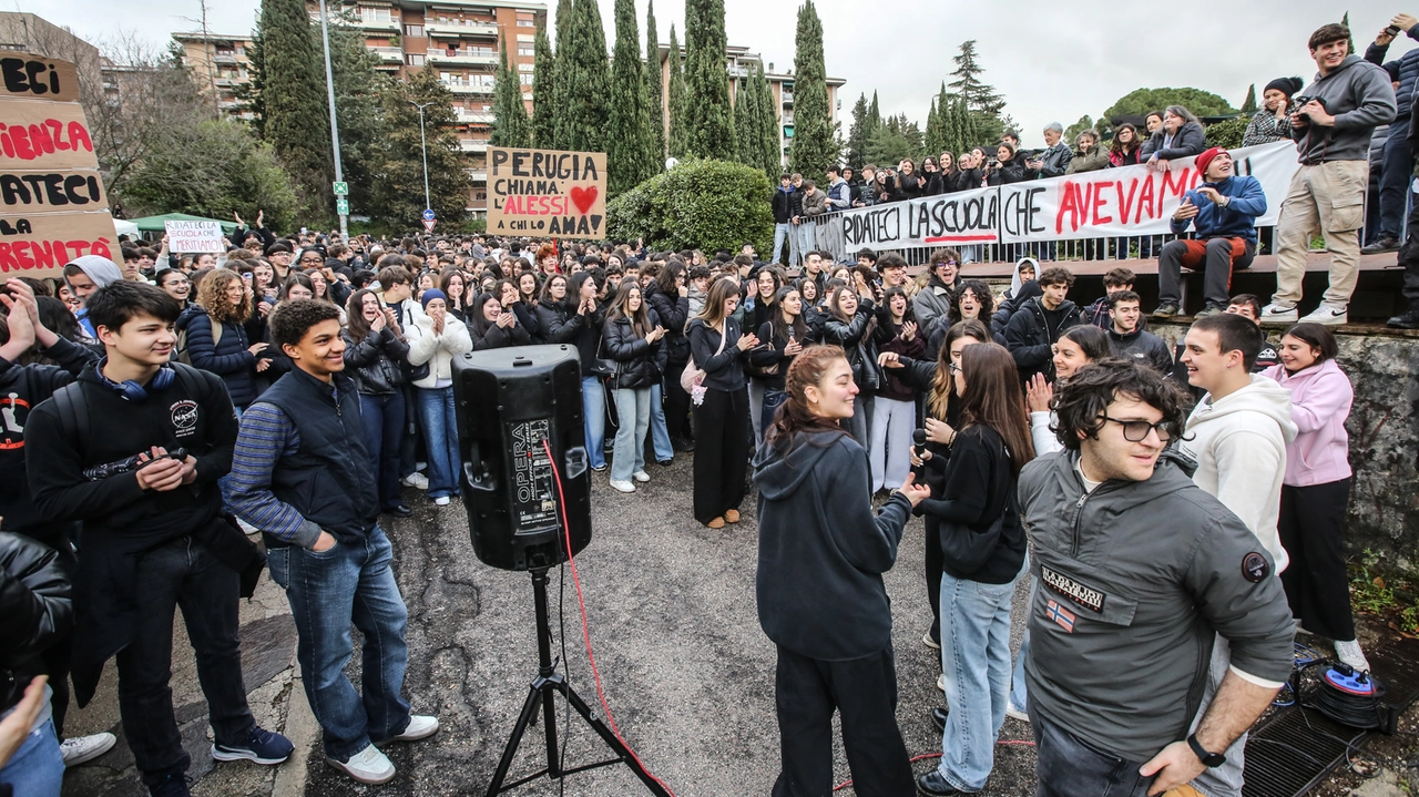 La protesta degli studenti al liceo Alessi di Perugia (Foto Crocchioni) La protesta degli studenti al liceo Alessi di Perugia (Foto Crocchioni)