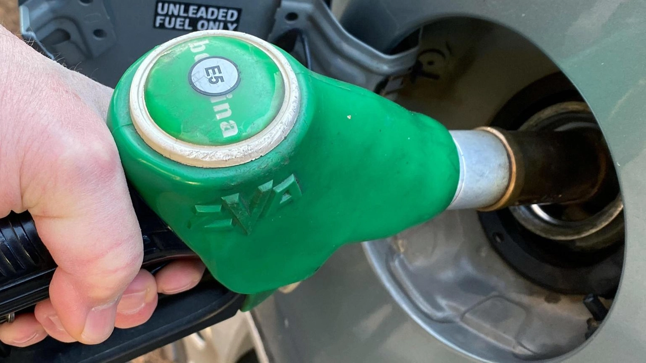 Carburanti, prezzi in calo anche in Toscana: benzina a 1,7 al litro. Ecco perché