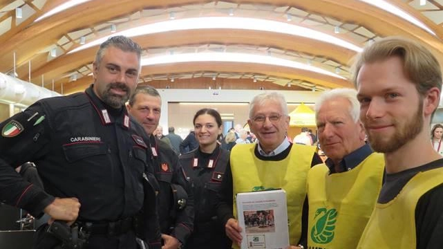 Il presidente Manetti con i carabinieri