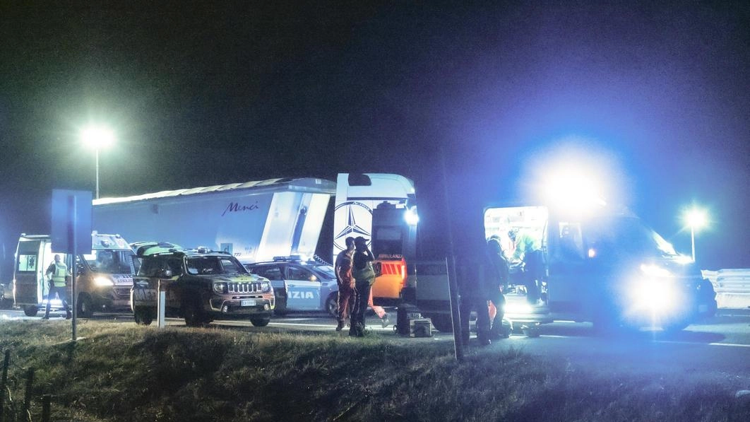 Incidente sull'A1 a Calenzano: tamponamento tra tir e pullman con 50 passeggeri, 10 feriti. Traffico in tilt, intervento di soccorsi e ripristino stradale. Incidente sull'A1 a Calenzano: tamponamento tra tir e pullman con 50 passeggeri, 10 feriti. Traffico in tilt, intervento di soccorsi e ripristino stradale.