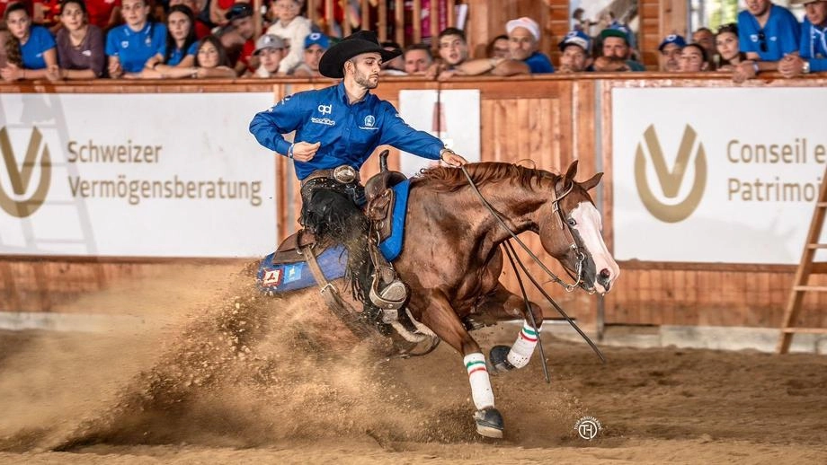 Gabriele Costantini, 26 anni, di Montemurlo domenica. a Givrins (in Svizzera) con la sua cavalla Whizkey Princess ha conquistato l’oro ai Mondiali di Reining Gabriele Costantini, 26 anni, di Montemurlo domenica. a Givrins (in Svizzera) con la sua cavalla Whizkey Princess ha conquistato l’oro ai Mondiali di Reining