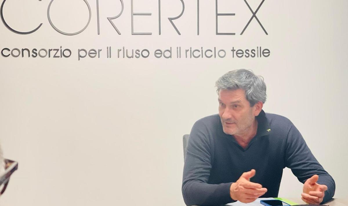 https://www.lanazione.it/image-service/view/acePublic/alias/contentid/MGJjNjM0MjYtOTlhYi00/0/raccolta-dei-rifiuti-tessili-a-roma-le-richieste-del-corertex-contributo-a-chi-valorizza-gli-scarti.jpeg?f=1.90:1&w=1200