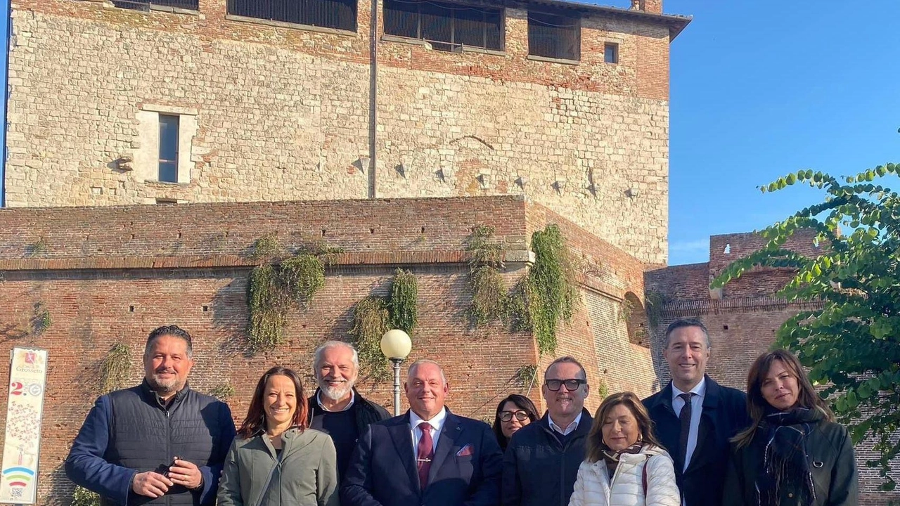 Il sindaco Vivarelli Colonna e la giunta davanti al Cassero dove sono partiti i lavori Il sindaco Vivarelli Colonna e la giunta davanti al Cassero dove sono partiti i lavori