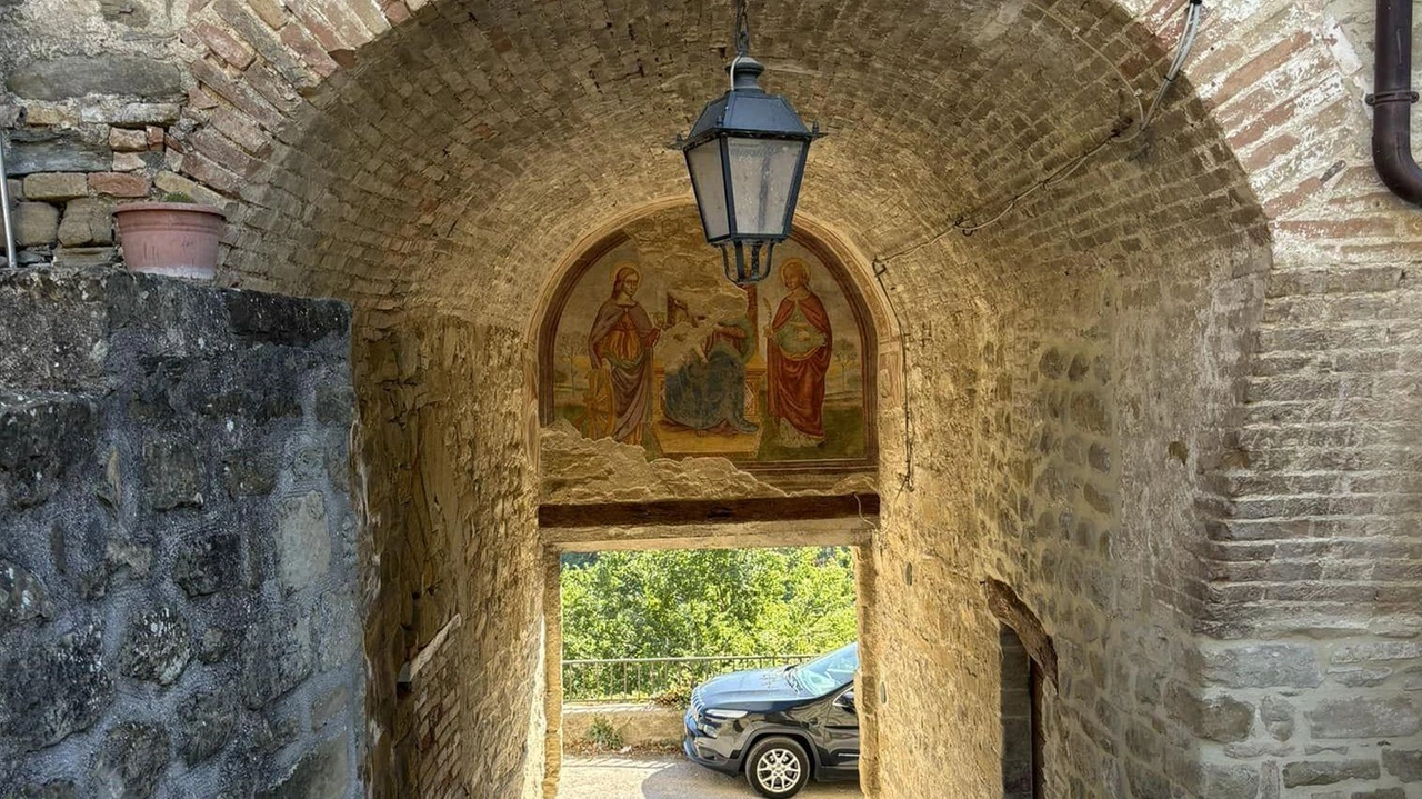 Sopralluogo a Castel d’Arno dell’assessore Francesco Zuccherini a visionare l’affresco riqualificato tramite l’Art Bonus, che sarà inaugurato a breve. "L’Art... Sopralluogo a Castel d’Arno dell’assessore Francesco Zuccherini a visionare l’affresco riqualificato tramite l’Art Bonus, che sarà inaugurato a breve. "L’Art...