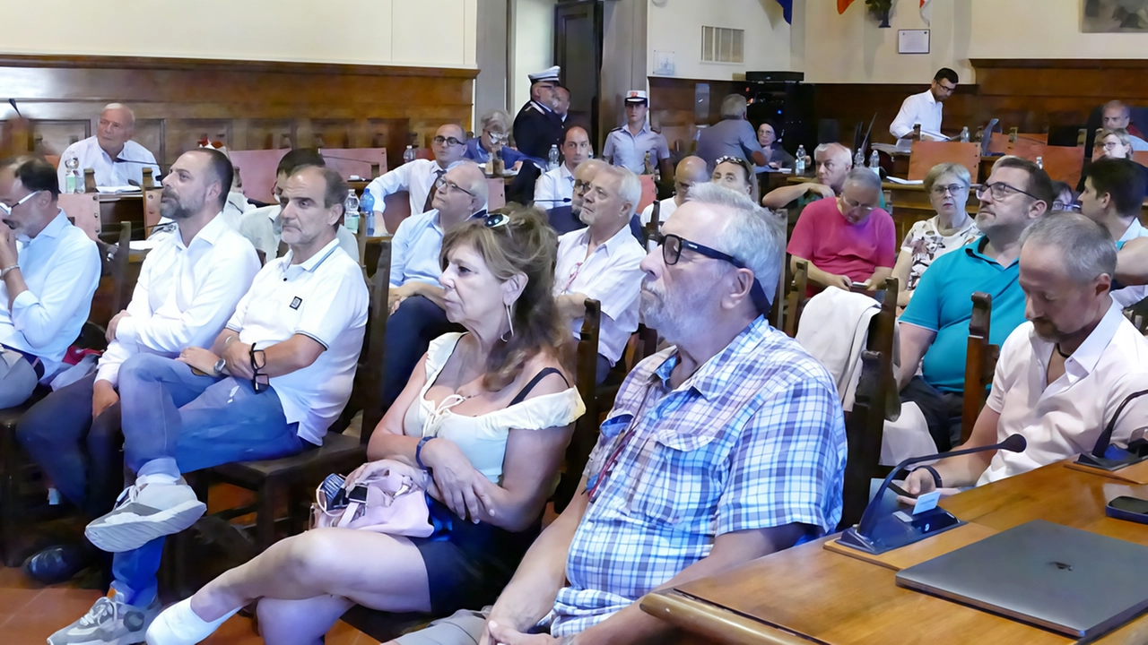 Il consiglio comunale di ieri aperto ai cittadini. sul tema della rotatoria che dovrebbe nascere in via Fiorentina Il consiglio comunale di ieri aperto ai cittadini. sul tema della rotatoria che dovrebbe nascere in via Fiorentina