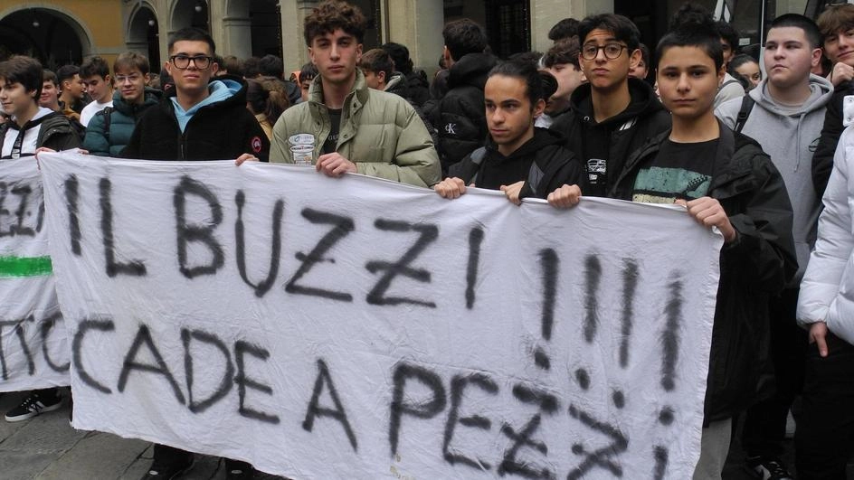 Un momento della protesta degli studenti del Buzzi ieri mattina in piazza del Comune Un momento della protesta degli studenti del Buzzi ieri mattina in piazza del Comune