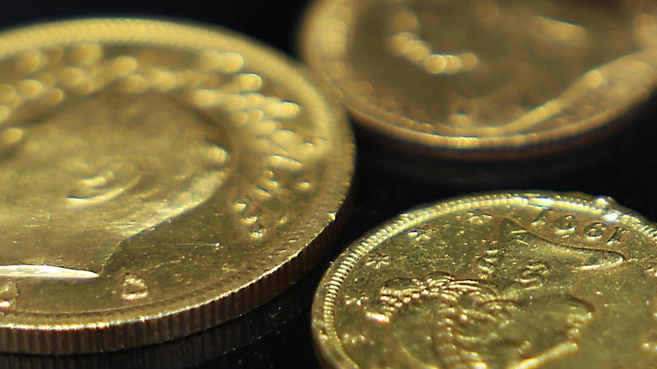 Oro in calo in avvio, spot a 3.327,84 dollari l'oncia