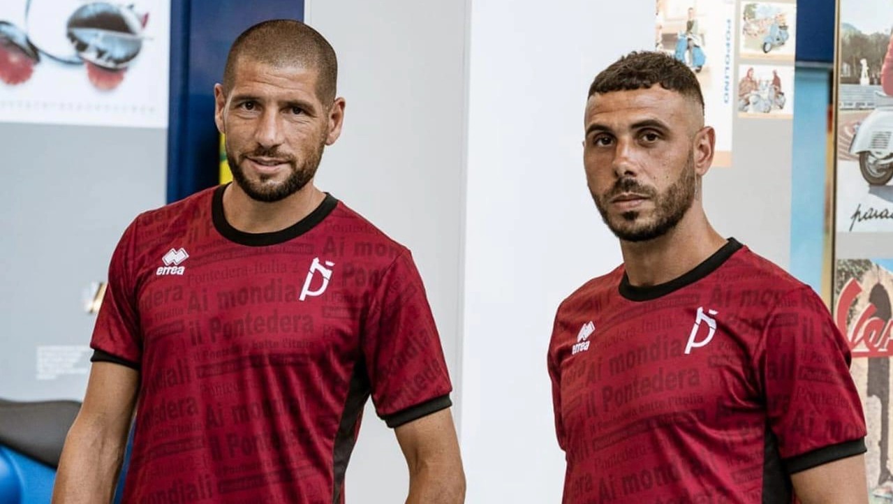 Espeche e Ragatzu con la nuova maglia granata Espeche e Ragatzu con la nuova maglia granata