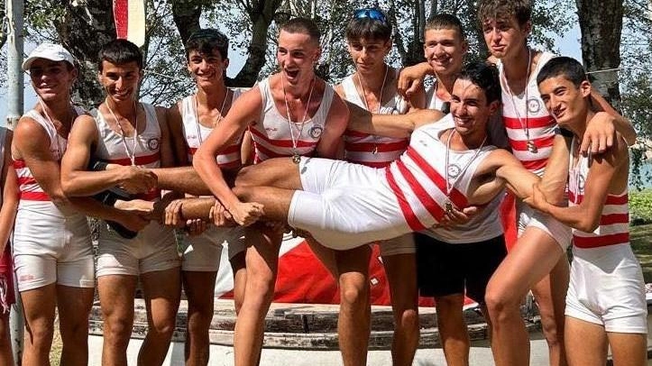Giovanni Paoli festeggiato dai compagni dell’otto U19 vincitore del titolo toscano Giovanni Paoli festeggiato dai compagni dell’otto U19 vincitore del titolo toscano