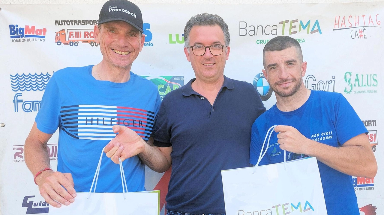 Iuri Pizzi e Tiziano Mura premiati da Daniele Tonini, sono loro i vincitori del Trofeo Polesine di ciclismo Iuri Pizzi e Tiziano Mura premiati da Daniele Tonini, sono loro i vincitori del Trofeo Polesine di ciclismo