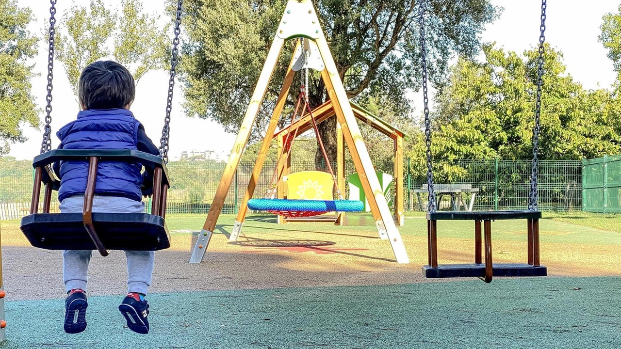 Una bimba sull’altalena in un parco giochi (foto d’archivio) Una bimba sull’altalena in un parco giochi (foto d’archivio)
