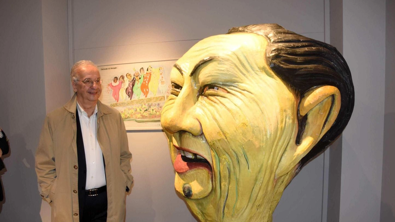 Walter Veltroni accanto a una storica caricatura di Mao in cartapesta